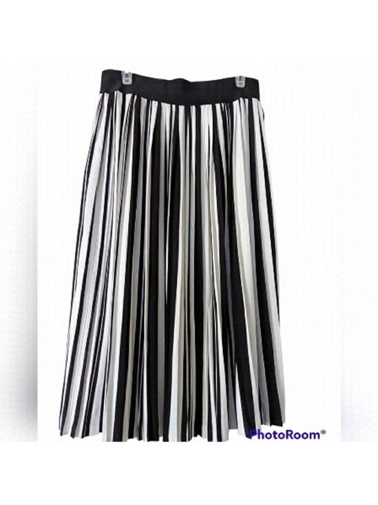 Peter Nygard Dresses & Skirts - Peter Nygard Pleated Skirt